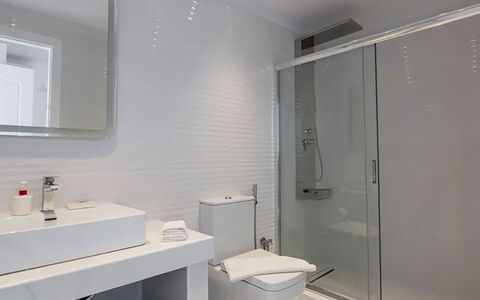 Apartment Rose 1: Badeværelse, Sanitærarmatur, Gulvbelægning, Etage, Indretning, Håndvask, Loft, Badeværelsesvask, Tap, Vvs
