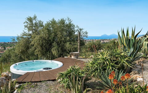 Villa Milo: Svømmepøl, Udvej, Udendørs Møbler, Eco Hotel, Fritid, Stol, Paraply, Landscaping, Skygge, Ferieby