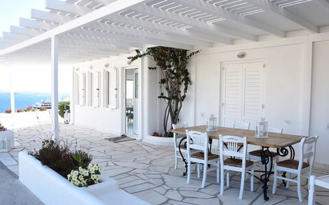 The Pool Rose Villa: Møbel, Bord, Udendørs Møbler, Stol, Veranda, Køkken & Spisebord, Udendørs Bord, Skygge, Blomsterkrukke, Altan