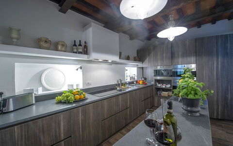 Villa Marinella: Køkken, Indretning, Countertop, Lysarmatur, Belysning, Loft, Møbel, Cabinetry, Hjem, Sanitærarmatur