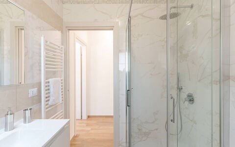 Villa Il Gelsomino: Gulvbelægning, Etage, Væg, Indretning, Træ, Sanitærarmatur, Badeværelse, Dør, Vvs, Loft