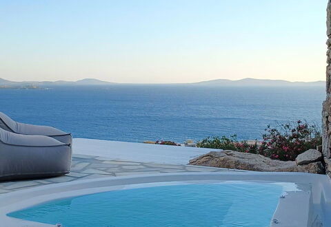 The Rose Suite with Jacuzzi: Blå, Vand, Svømmepøl, Udendørs Møbler, Hav, Coastal Og Oceaniske Landskabsformer, Kyst, Ocean, Paraply, Udvej