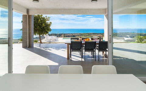 Villa Lily: Møbel, Etage, Gulvbelægning, Stol, Hav, Køkken & Spisebord, Skygge, Udvej, Ocean, Kyst