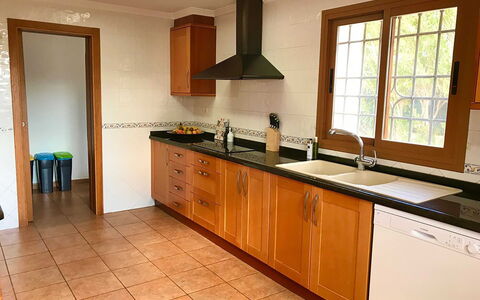 Dream House: Køkken, Cabinetry, Gulvbelægning, Countertop, Træ, Indretning, Køkkenvask, Etage, Møbel, Håndvask