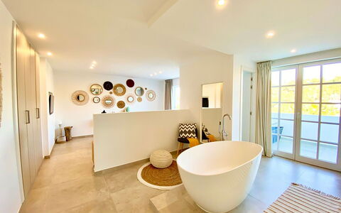 Villa Joel: Indretning, Gulvbelægning, Etage, Møbel, Sanitærarmatur, Badekar, Loft, Belysning, Hjem, Badeværelse