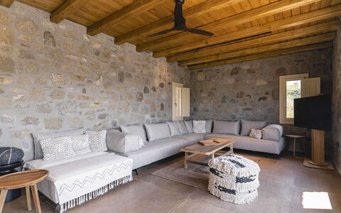 Villa Wolf: Møbel, Væg, Gulvbelægning, Indretning, Etage, Couch, Stue, Hjem, Loft, Værelse