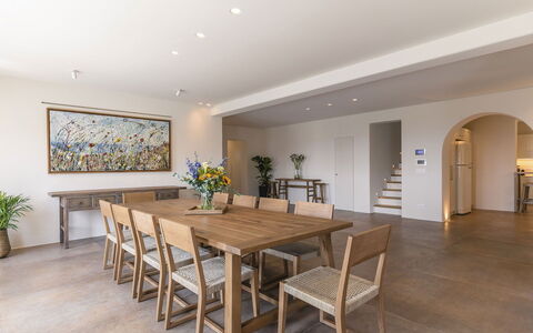 Villa Wolf: Møbel, Gulvbelægning, Indretning, Etage, Træ, Bord, Køkken & Spisebord, Loft, Stol, Spisestue