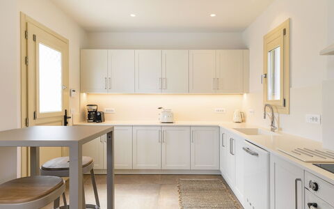 Villa Wolf: Køkken, Møbel, Countertop, Indretning, Cabinetry, Køkken Apparat, Gulvbelægning, Træ, Etage, Større Bandage