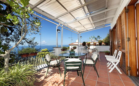Villa Mary: Møbel, Veranda, Udendørs Møbler, Stol, Bord, Blomsterkrukke, Altan, Udendørs Bord, Udvej, Stueplante