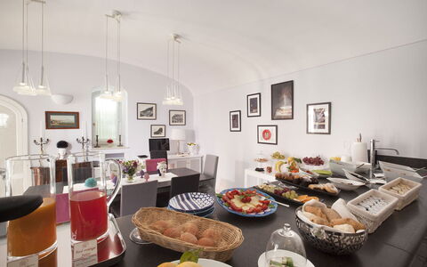 Villa Chiara: Indretning, Møbel, Belysning, Værelse, Loft, Lejlighed, Billedramme, Stueplante, Lysarmatur, Hotel