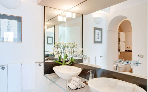 Villa Chiara: Indretning, Væg, Sanitærarmatur, Gulvbelægning, Møbel, Tap, Countertop, Håndvask, Badeværelsesvask, Badeværelse
