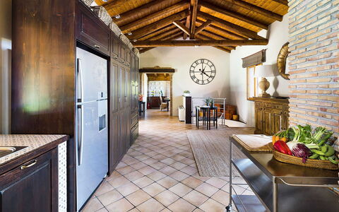 Villa Monte Serra: Møbel, Indretning, Gulvbelægning, Etage, Træ, Loft, Køkken, Bord, Stol, Hjem