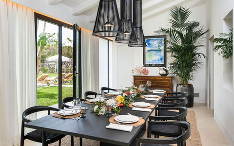 Villa Pozzillo: Møbel, Indretning, Bord, Spisestue, Køkken & Spisebord, Stol, Bordservice, Belysning, Restaurant, Lysarmatur