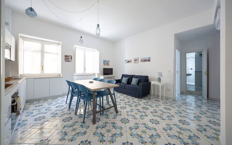 Maison Maiori: Gulvbelægning, Etage, Indretning, Loft, Flise, Design, Stol, Tapet, Trægulve
