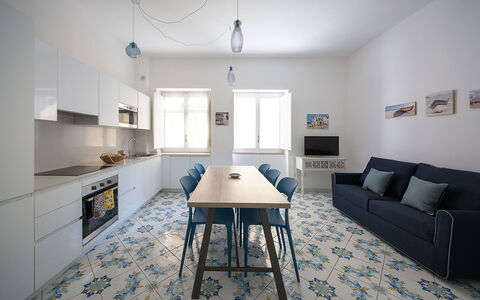 Maison Maiori: Gulvbelægning, Indretning, Etage, Møbel, Træ, Loft, Værelse, Belysning, Bord, Hjem