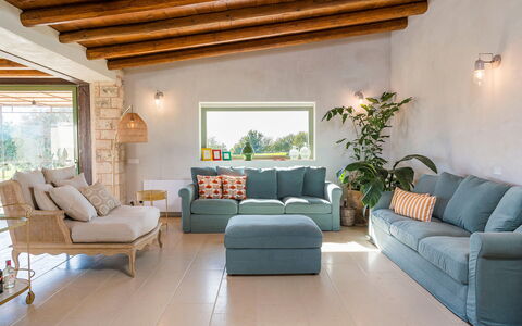 Villa del Sole: Møbel, Indretning, Couch, Gulvbelægning, Bord, Træ, Etage, Stue, Stol, Værelse