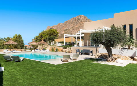 Villa Cornino: Svømmepøl, Udvej, Estate, Udendørs Møbler, Eco Hotel, Villa, Landscaping, Hacienda, Paraply, Skygge
