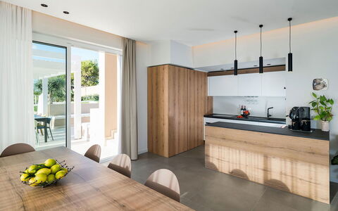 Villa Cornino: Møbel, Køkken, Indretning, Countertop, Gulvbelægning, Cabinetry, Etage, Træ, Loft, Hjem