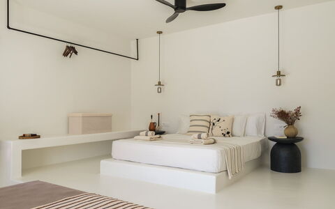 Villa Medea: Væg, Indretning, Loft, Møbel, Gulvbelægning, Etage, Lysarmatur, Belysning, Soveværelse, Seng