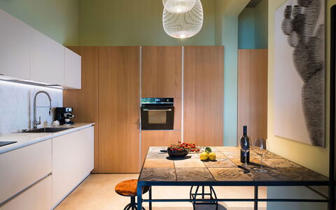 Villa Monica: Møbel, Indretning, Køkken, Gulvbelægning, Countertop, Etage, Træ, Køkken Apparat, Lysarmatur, Hjem