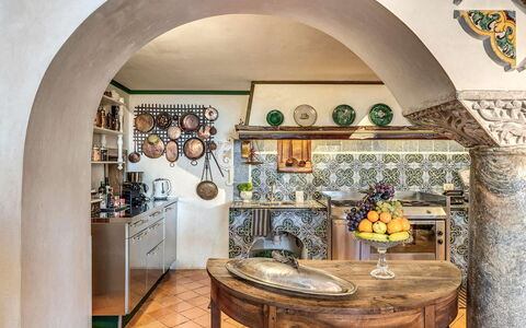 Villa Madonna di Costantinopoli: Indretning, Gulvbelægning, Køkken, Møbel, Loft, Countertop, Flise, Stol, Cabinetry, Stueplante