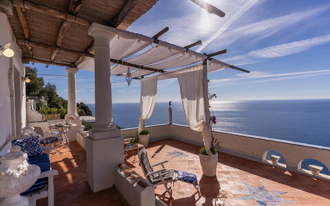 Villa Madonna di Costantinopoli: Blå, Hav, Kyst, Coastal Og Oceaniske Landskabsformer, Ocean, Altan, Udvej, Badeby, Kyst, Blomsterkrukke