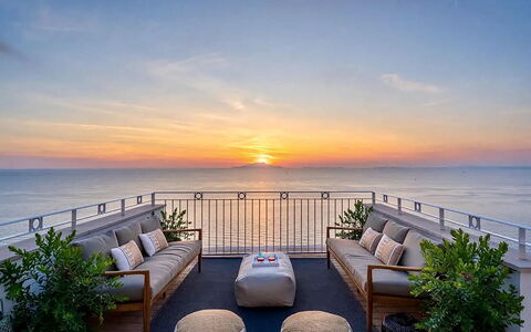 Casa Oscar: Vand, Krop Af Vand, Horisont, Møbel, Hav, Bord, Ocean, Stol, Coastal Og Oceaniske Landskabsformer, Udendørs Møbler