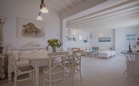 Villa Talassa: Møbel, Indretning, Gulvbelægning, Etage, Stol, Hjem, Bord, Loft, Couch, Stue