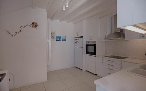 Villa Talassa: Gulvbelægning, Etage, Indretning, Træ, Loft, Countertop, Møbel, Køkken, Større Bandage, Belysning