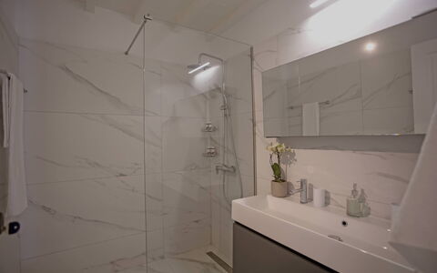 Villa Talassa: Væg, Gulvbelægning, Indretning, Etage, Sanitærarmatur, Loft, Vvs, Badeværelse, Tap, Flise
