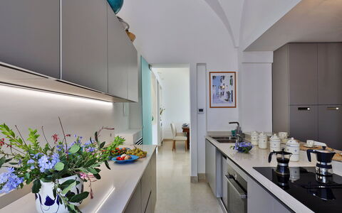 Casa Leuca: Køkken, Indretning, Countertop, Køkken Apparat, Gulvbelægning, Større Bandage, Møbel, Cabinetry, Husholdningsapparat, Hjem