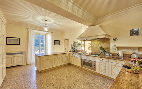 Villa Silva: Køkken, Indretning, Gulvbelægning, Loft, Etage, Cabinetry, Countertop, Møbel, Hjem, Belysning