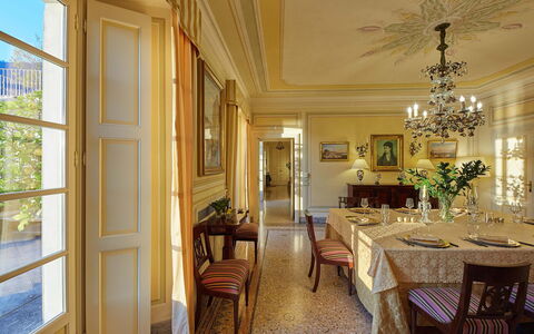 Villa Silva: Møbel, Indretning, Stol, Bord, Spisestue, Gulvbelægning, Loft, Træ, Værelse, Etage