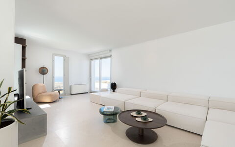 Villa Kallisti: Møbel, Gulvbelægning, Indretning, Etage, Couch, Stue, Lejlighed, Loft, Værelse, Bord
