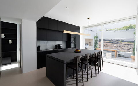 Villa Kallisti: Møbel, Indretning, Køkken, Gulvbelægning, Etage, Countertop, Træ, Loft, Køkken & Spisebord, Belysning