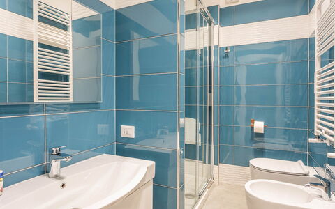 Casa Lucio: Badeværelse, Sanitærarmatur, Gulvbelægning, Indretning, Etage, Håndvask, Badeværelsesvask, Tap, Vvs, Toilet