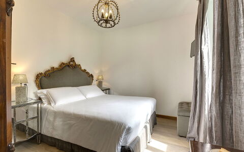 Villa Senio: Indretning, Møbel, Soveværelse, Seng, Belysning, Sengetøj, Etage, Hjem, Gulvbelægning, Bed Frame