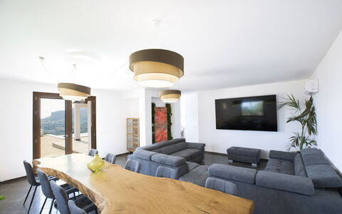 Villa Priscilla: Møbel, Indretning, Træ, Gulvbelægning, Loft, Bord, Etage, Belysning, Værelse, Stue
