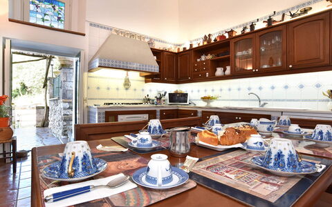 Villa Birbante: Møbel, Indretning, Køkken, Bord, Bordservice, Gulvbelægning, Countertop, Stol, Køkken & Spisebord, Spisestue
