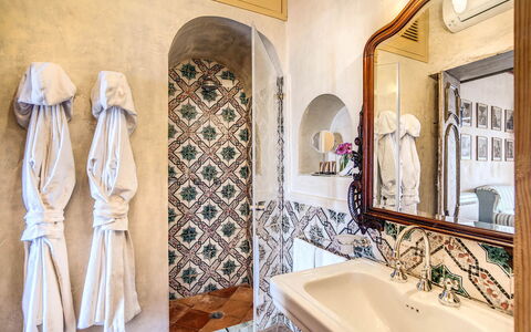 Villa San Giacomo: Gulvbelægning, Indretning, Etage, Flise, Sanitærarmatur, Badeværelse, Vvs, Loft, Bejdse