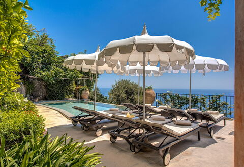 Villa San Giacomo: Udendørs Møbler, Paraply, Udvej, Svømmepøl, Møbel, Skygge, Liggestol, Eco Hotel, Hav