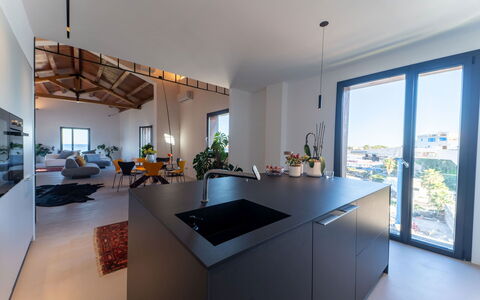 Iris House: Indretning, Gulvbelægning, Etage, Møbel, Hjem, Countertop, Køkken, Belysning, Loft, Køkken & Spisebord