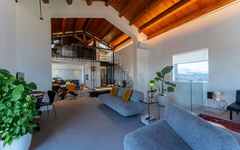 Iris House: Indretning, Loft, Gulvbelægning, Etage, Møbel, Hjem, Stol, Værelse, Lejlighed, Stue