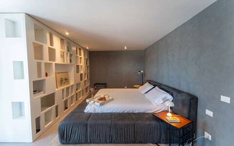 Iris House: Møbel, Seng, Indretning, Etage, Gulvbelægning, Soveværelse, Væg, Sengetøj, Sengetøj, Værelse