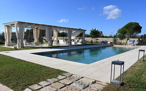 Masseria Loyola: Svømmepøl, Kompositmateriale, Skygge, Estate, Landscaping, Have, Udendørs Møbler, Beton, Gårdsplads, Udvej