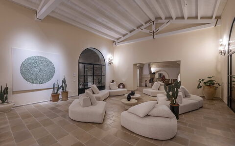 Masseria Loyola: Gulvbelægning, Indretning, Møbel, Etage, Loft, Couch, Belysning, Arkitektur, Stue, Hjem