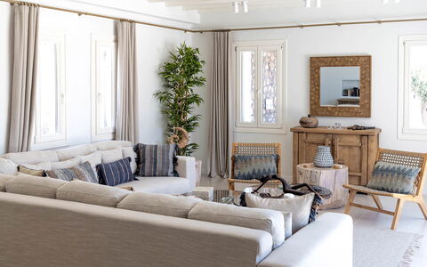 Villa Mitos: Møbel, Indretning, Couch, Stue, Træ, Værelse, Hjem, Textile, Gulvbelægning, Throw Pillow