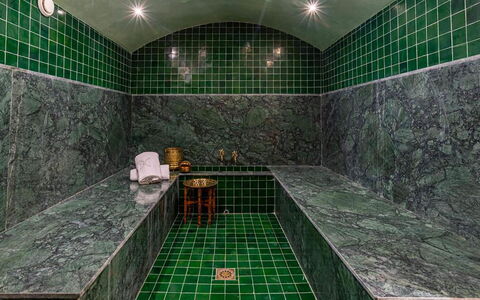 Villa Zaynab: Gulvbelægning, Etage, Flise, Kompositmateriale, Sanitærarmatur, Svømmepøl, Naturmateriale, Badekar, Design, Vvs