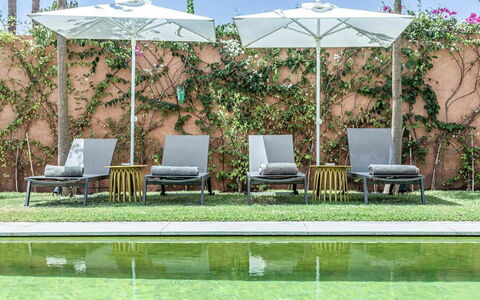 Villa Zaynab: Møbel, Udendørs Møbler, Stol, Have, Udendørs Bord, Skygge, Paraply, Gårdhave, Design, Landscaping