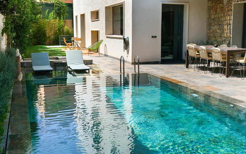 Villa Habiba: Svømmepøl, Kompositmateriale, Water Feature, Backyard, Udendørs Møbler, Afspejling, Udvej, Flise, Stol, Flise